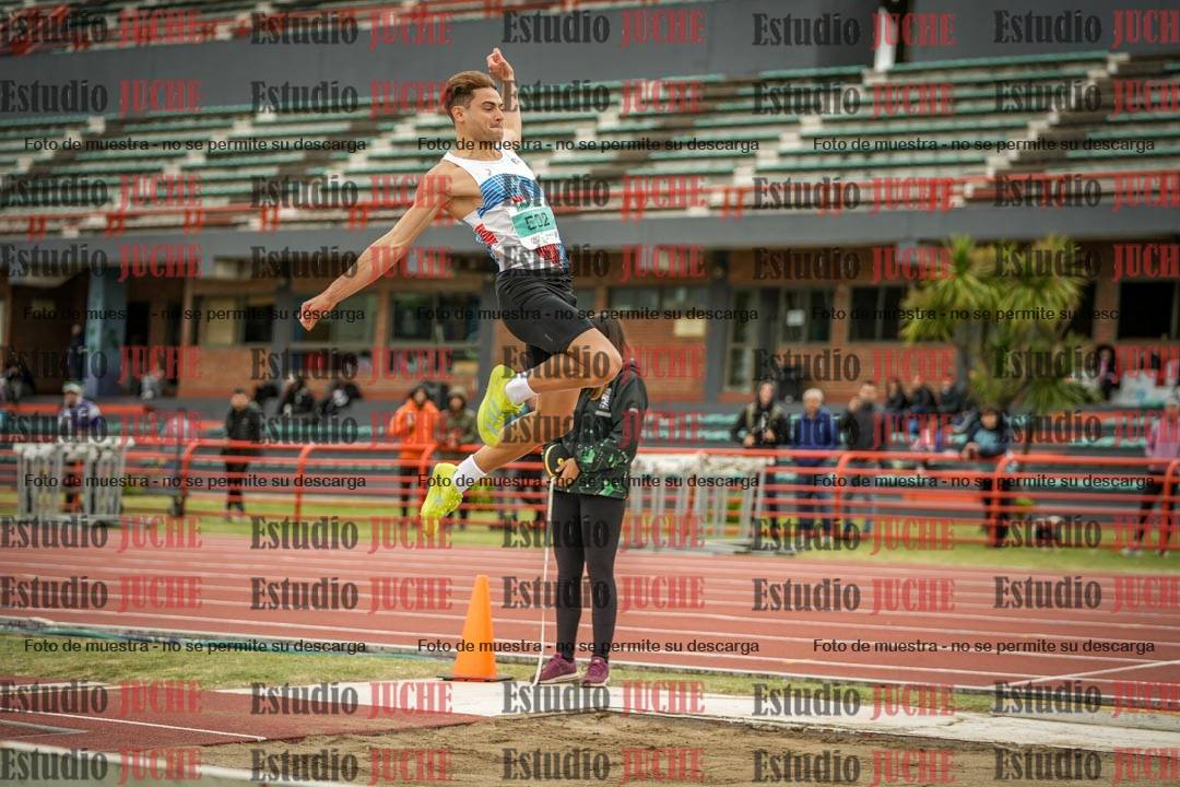 Fotos del salto en largo de varones