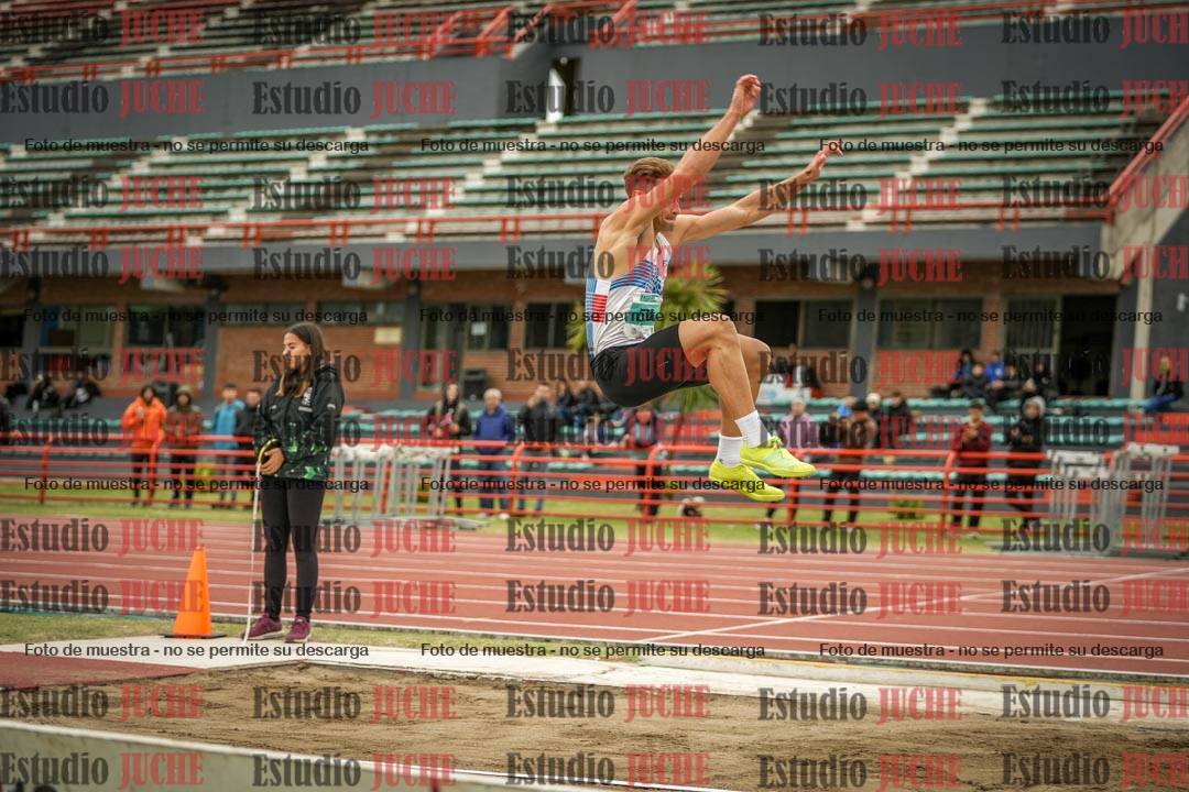Fotos del salto en largo de varones