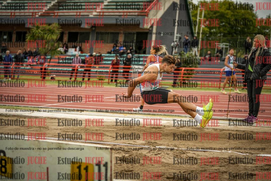 Fotos del salto en largo de varones