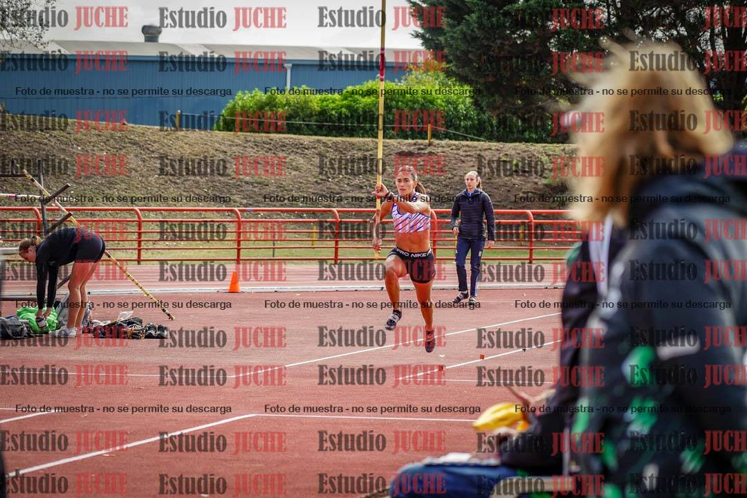 Fotos del salto con garrocha de mujeres