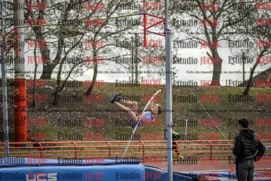 Fotos del salto con garrocha de mujeres