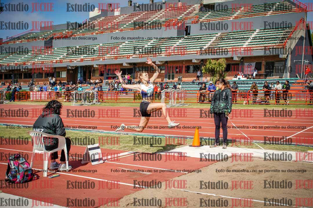 Fotos del salto en largo de mujeres