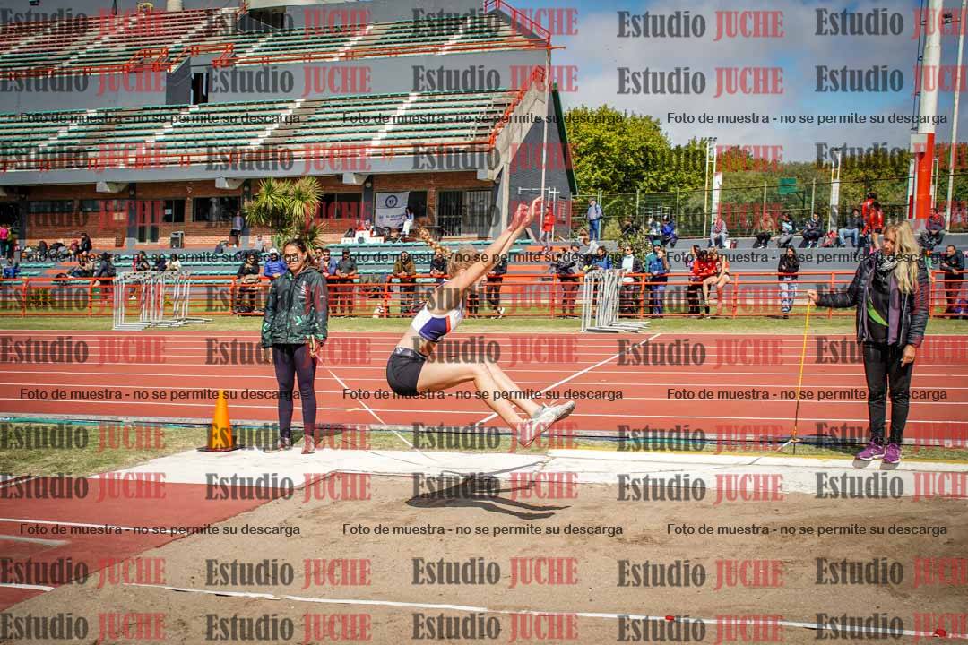 Fotos del salto en largo de mujeres