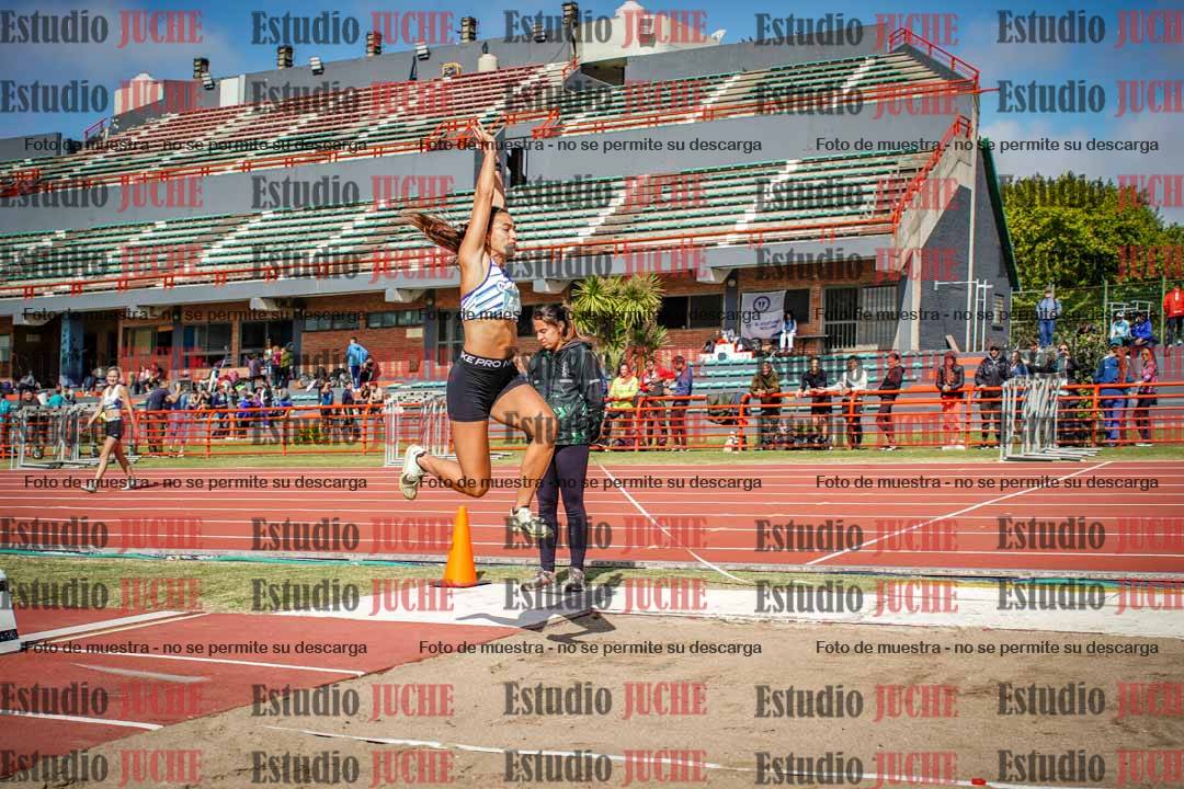 Fotos del salto en largo de mujeres