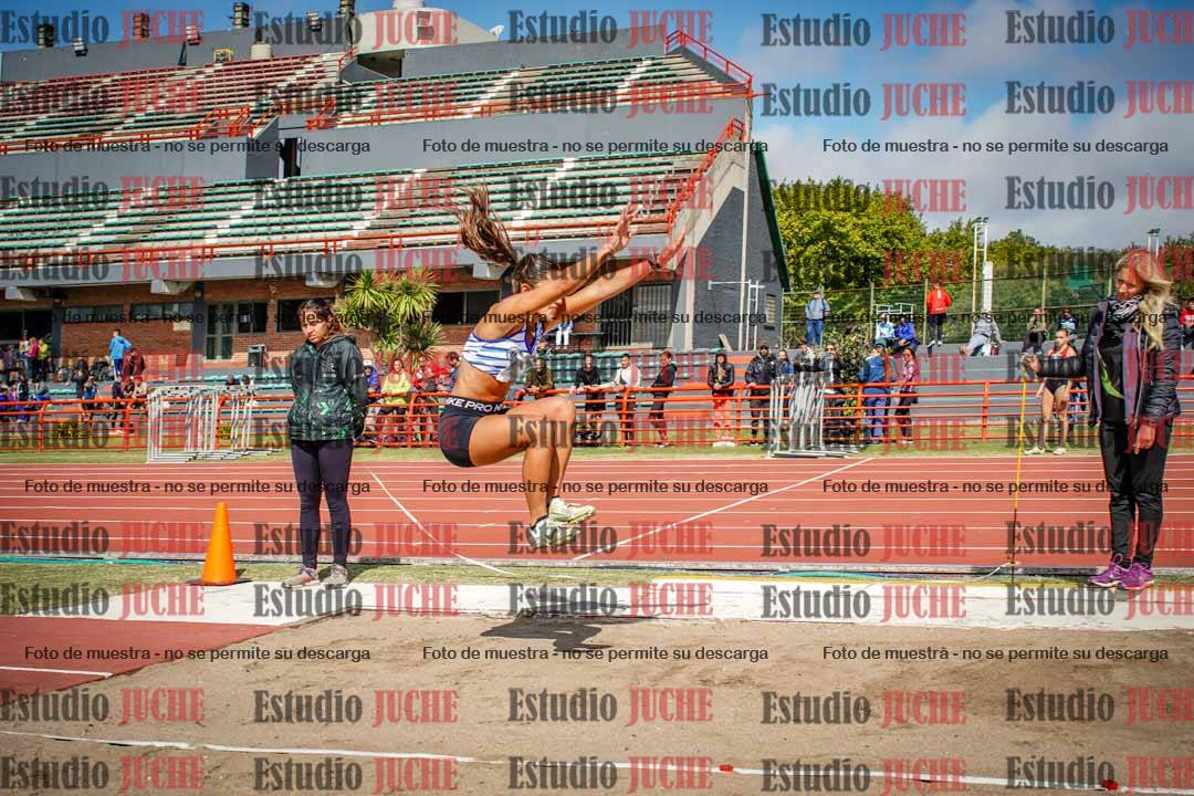 Fotos del salto en largo de mujeres
