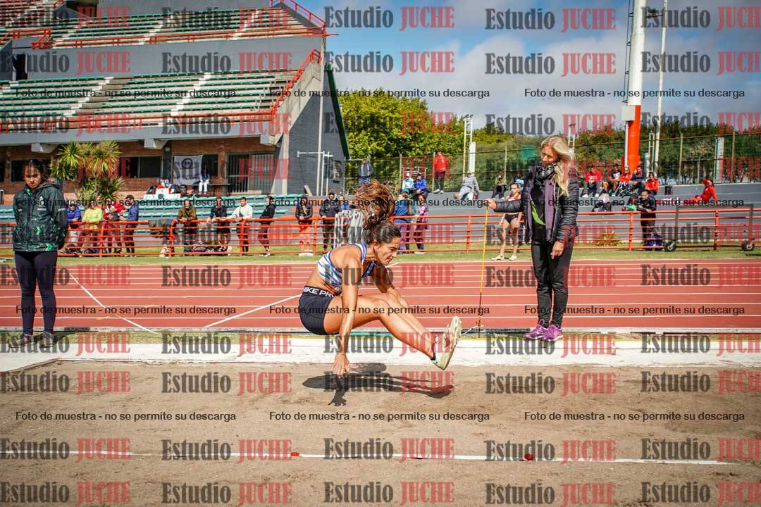 Fotos del salto en largo de mujeres