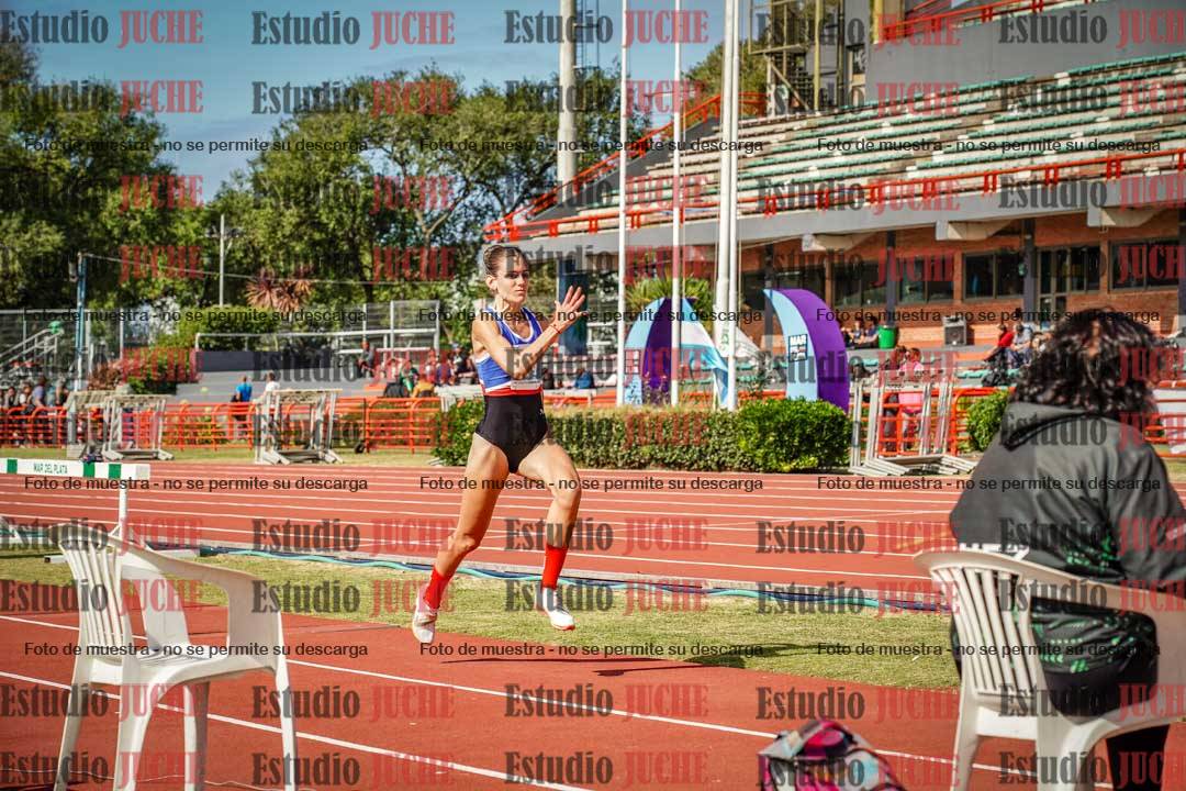 Fotos del salto en largo de mujeres
