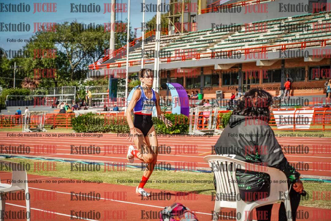 Fotos del salto en largo de mujeres