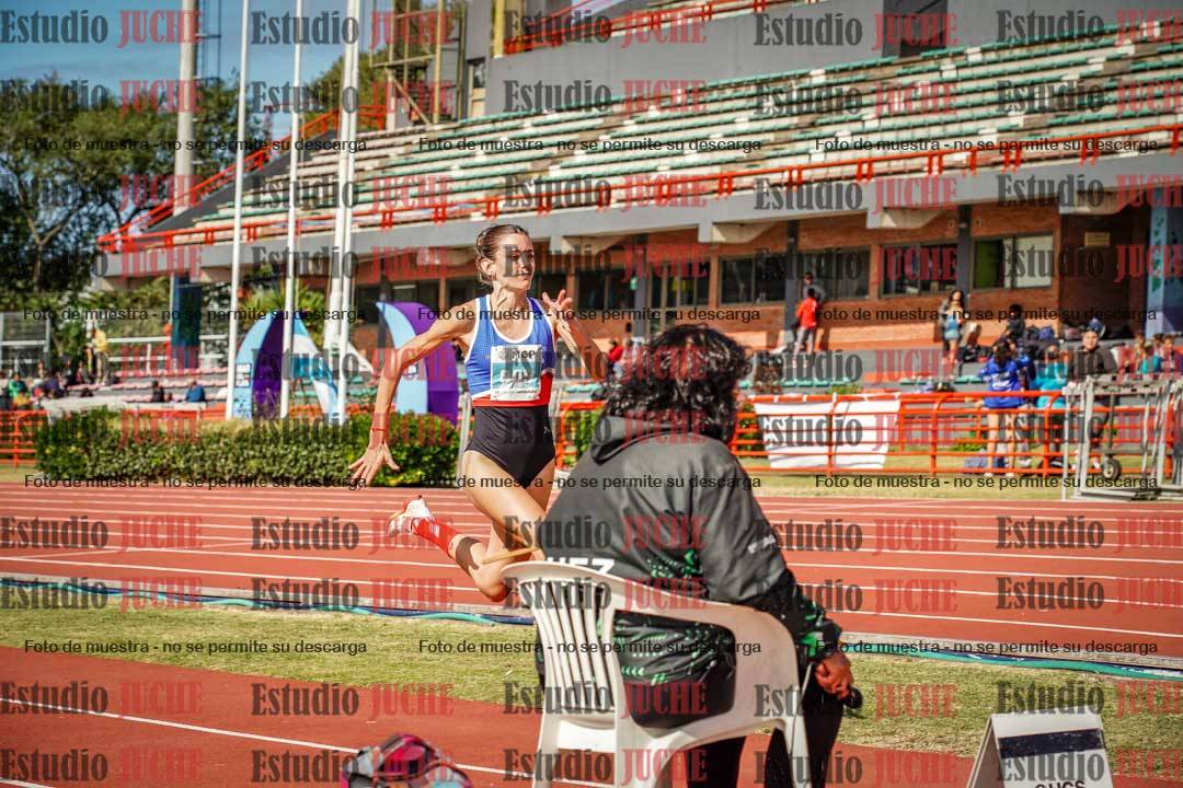 Fotos del salto en largo de mujeres