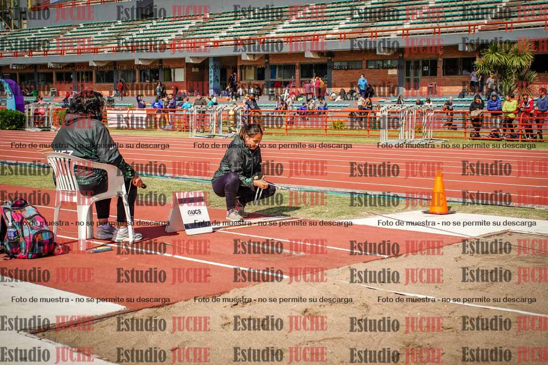 Fotos del salto en largo de mujeres
