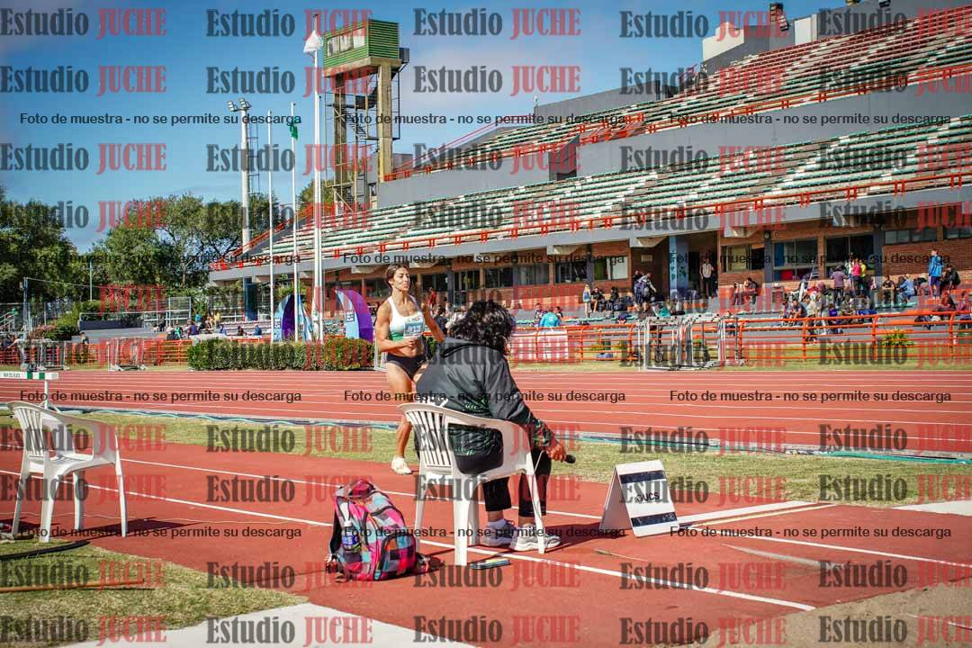 Fotos del salto en largo de mujeres