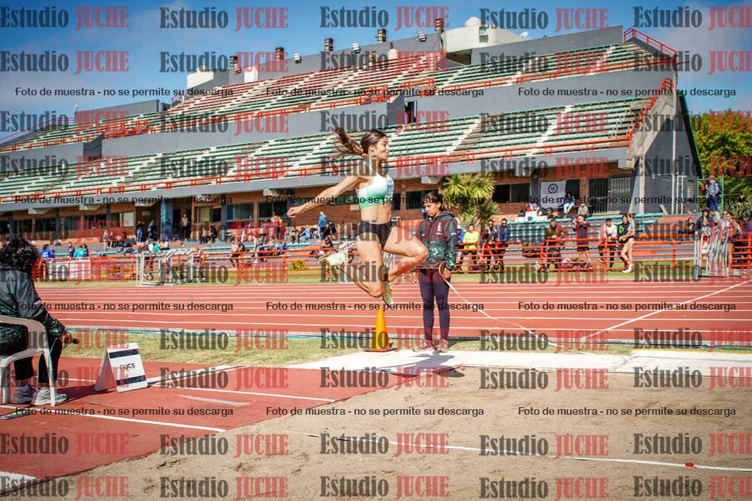 Fotos del salto en largo de mujeres