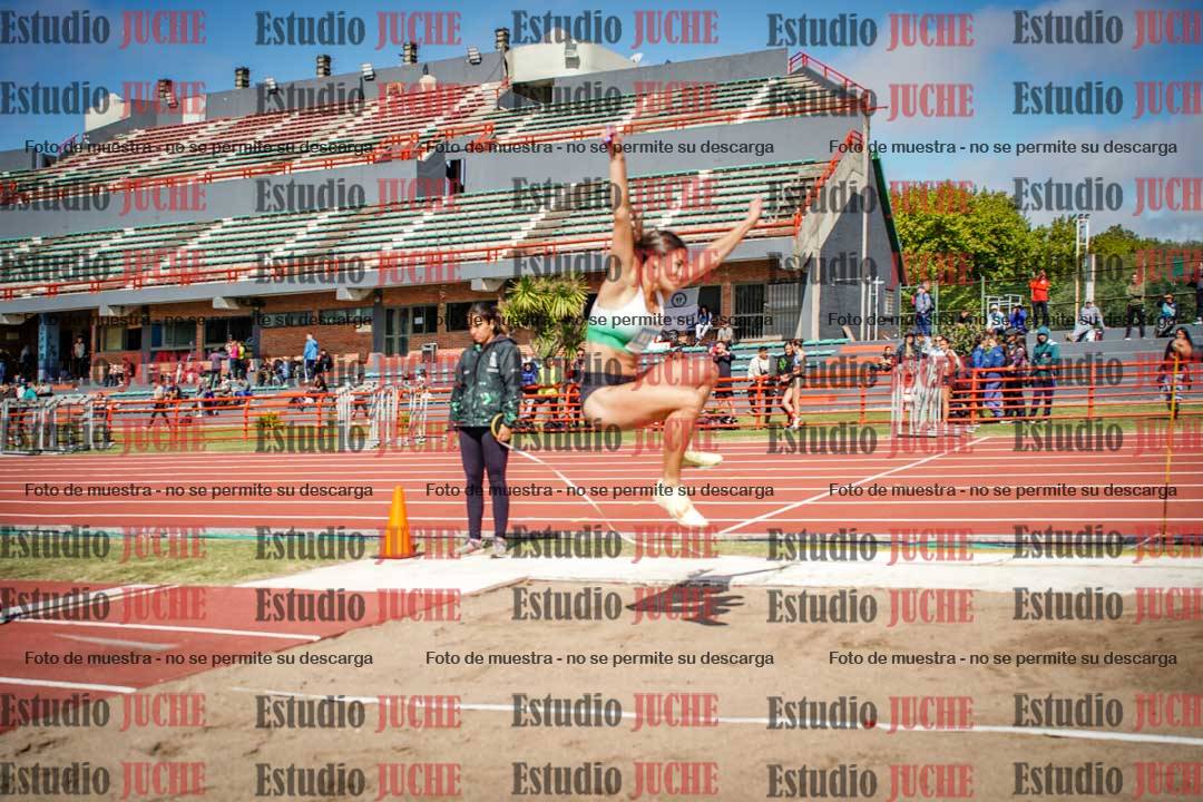 Fotos del salto en largo de mujeres
