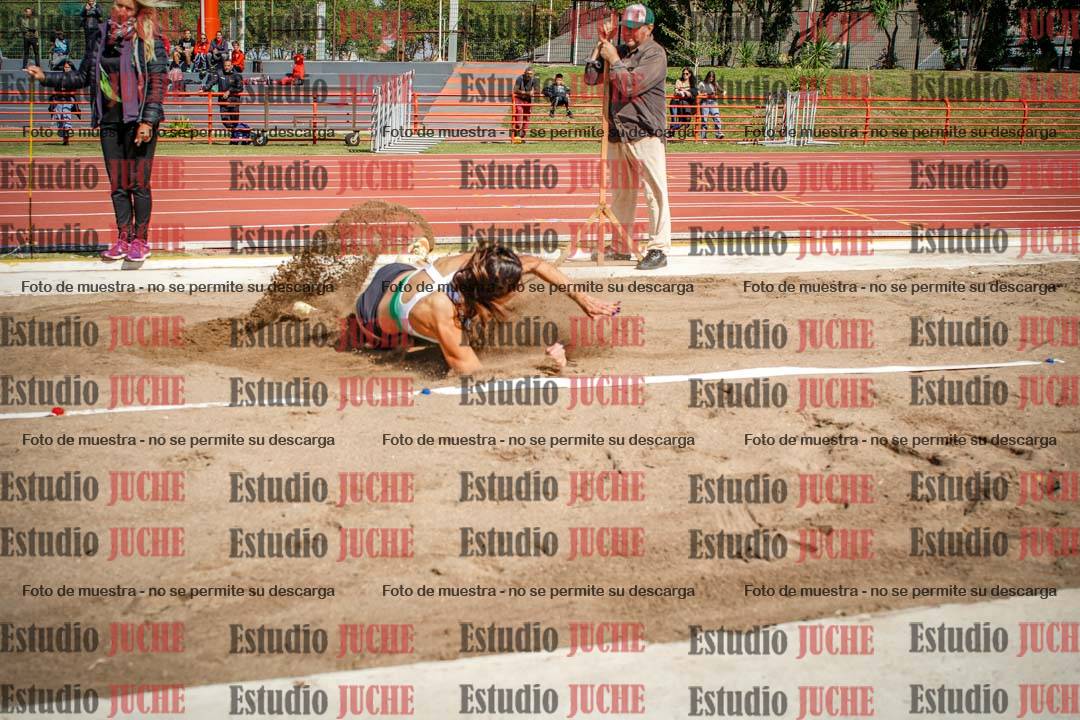 Fotos del salto en largo de mujeres