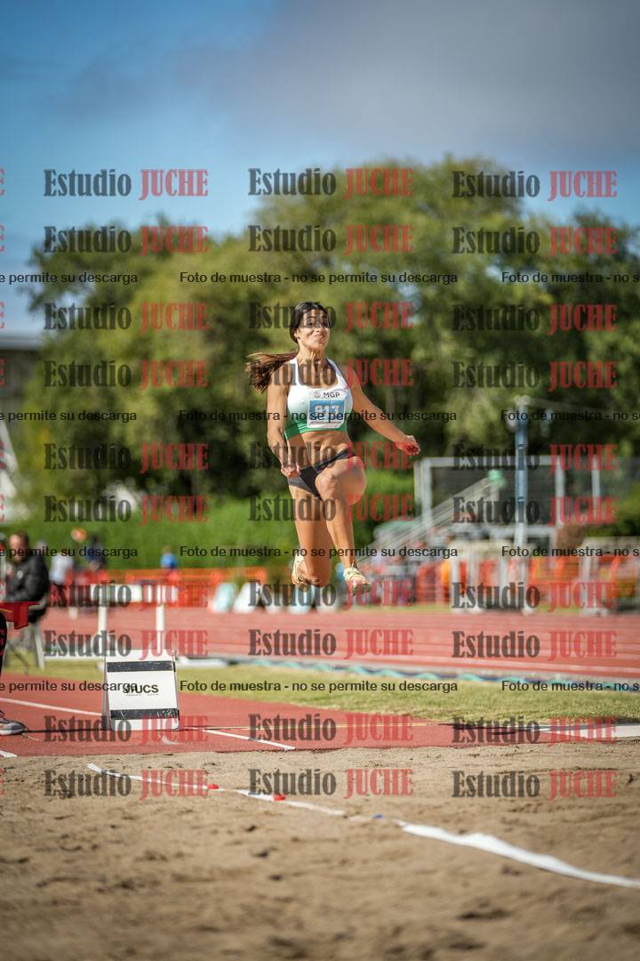 Fotos del salto en largo de mujeres