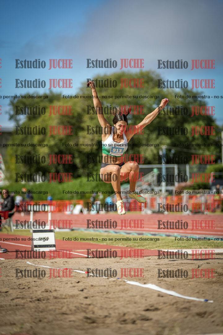 Fotos del salto en largo de mujeres
