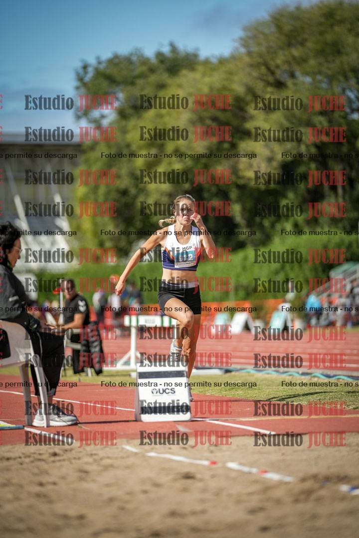 Fotos del salto en largo de mujeres