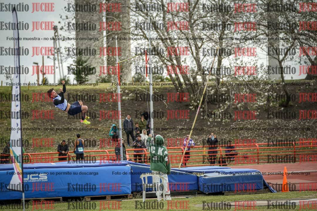 Fotos del salto con garrocha de varones