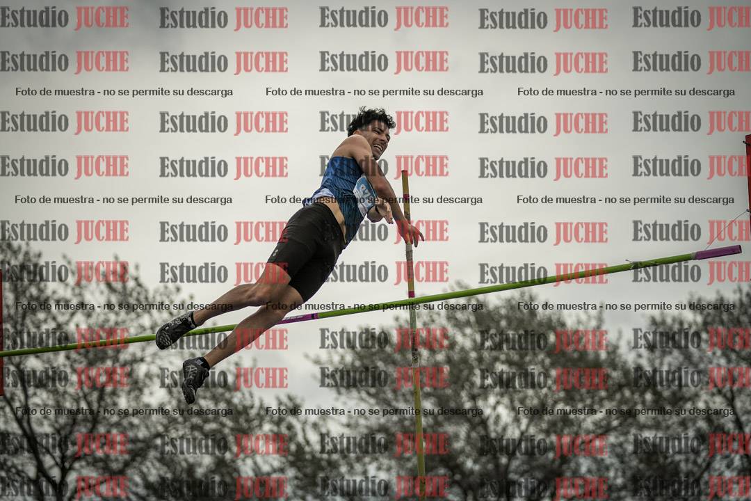 Fotos del salto con garrocha de varones