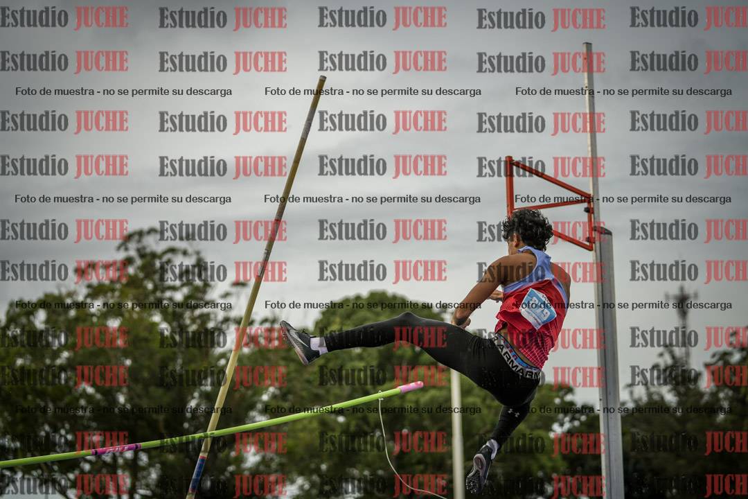 Fotos del salto con garrocha de varones