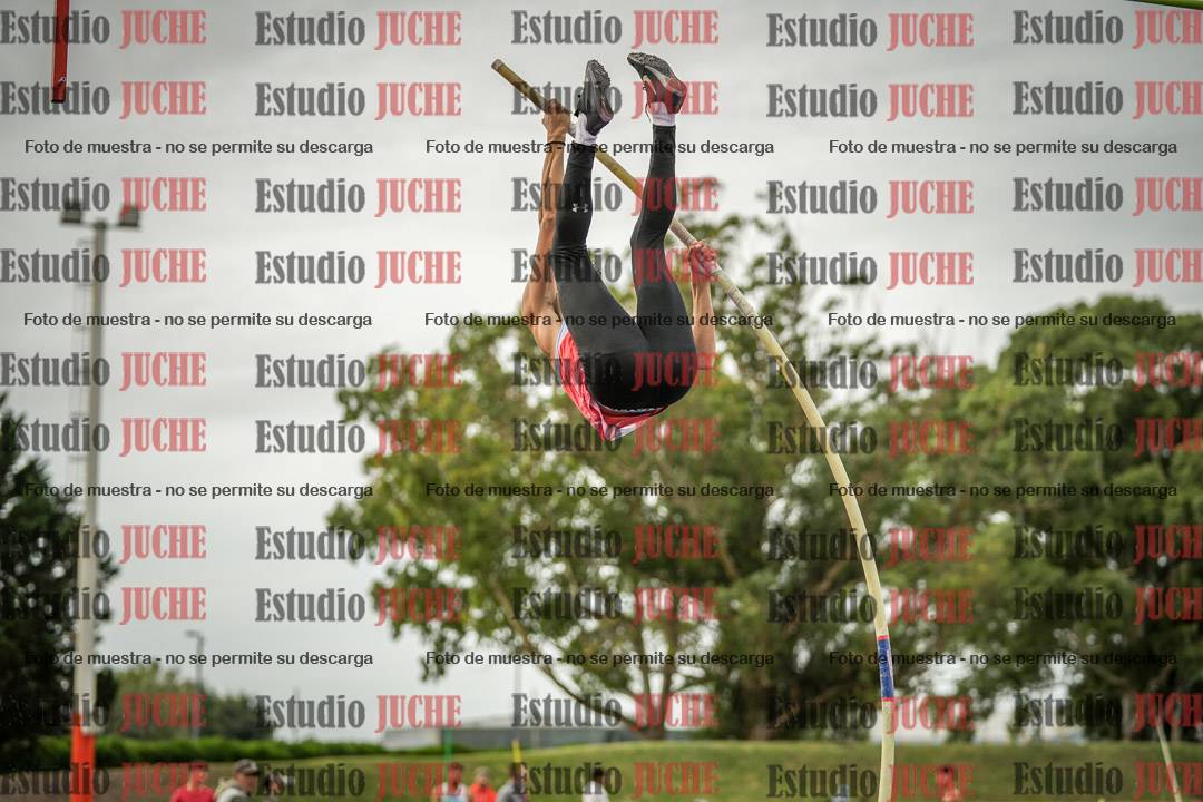 Fotos del salto con garrocha de varones