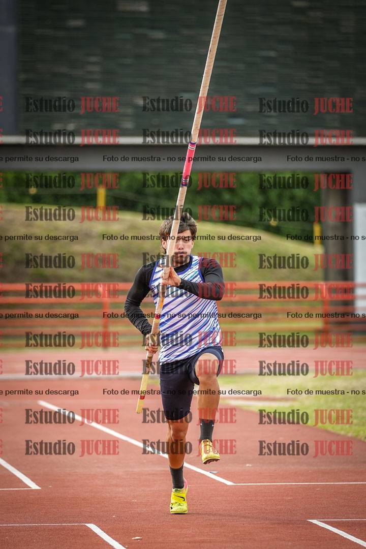 Fotos del salto con garrocha de varones