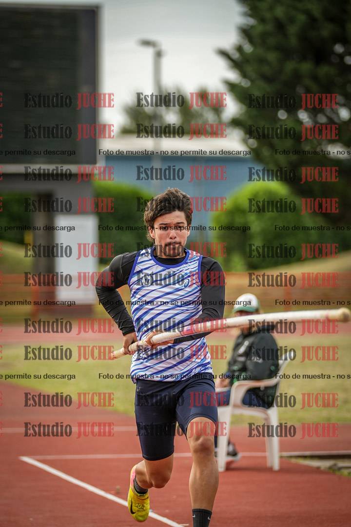 Fotos del salto con garrocha de varones