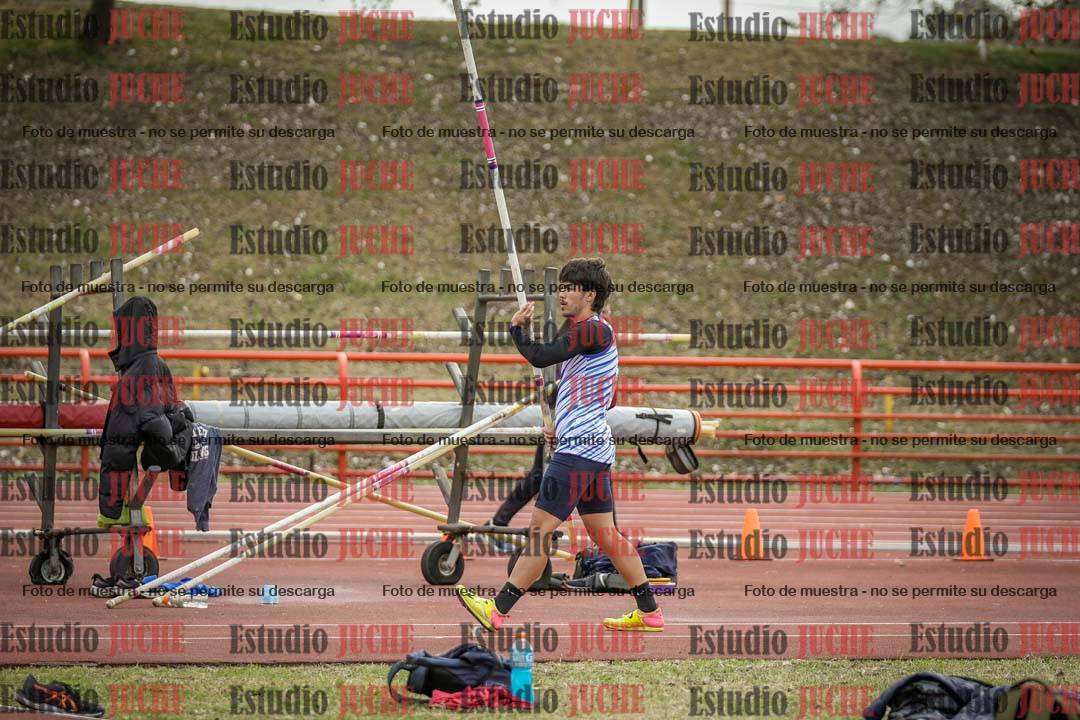 Fotos del salto con garrocha de varones