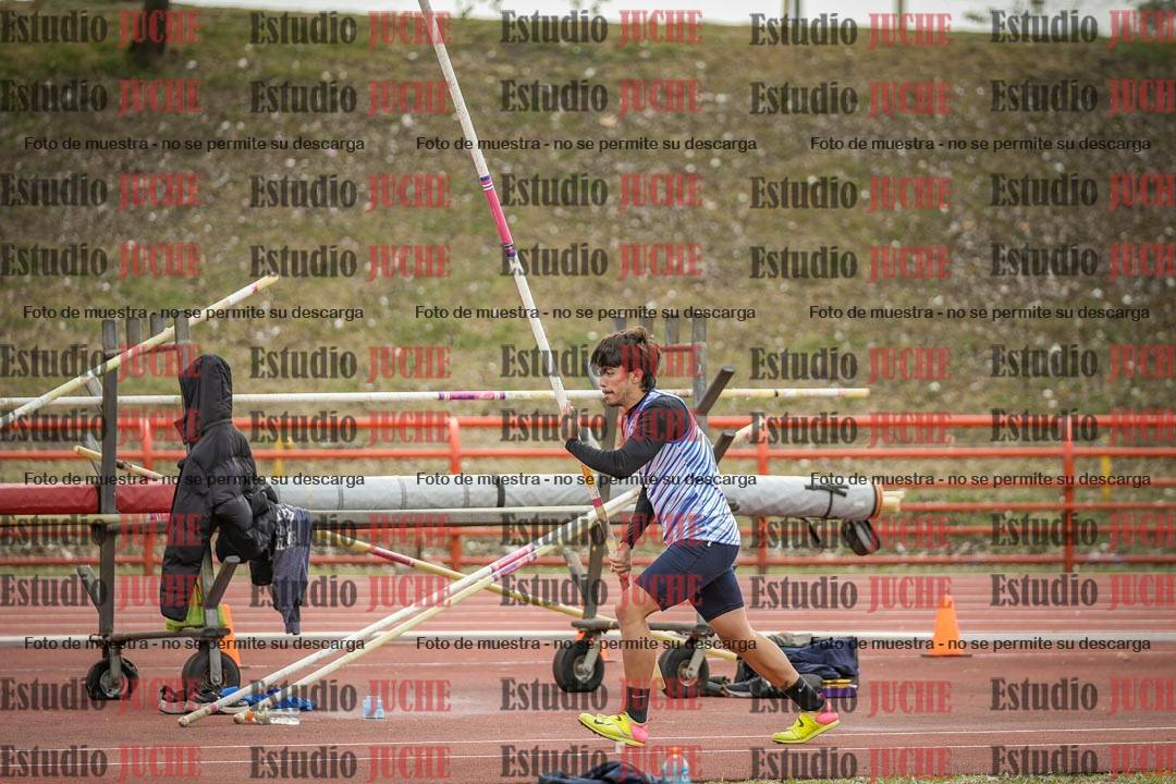 Fotos del salto con garrocha de varones