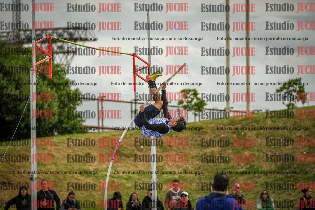 Fotos del salto con garrocha de varones