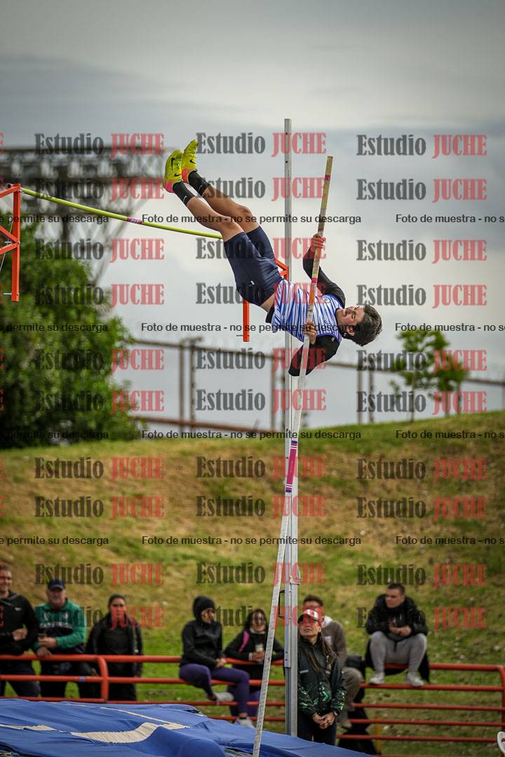 Fotos del salto con garrocha de varones