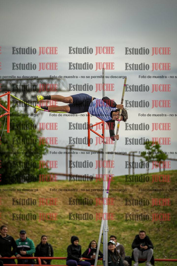 Fotos del salto con garrocha de varones
