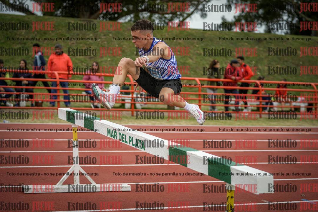 Fotos de los 3000 m con obstáculos de varones