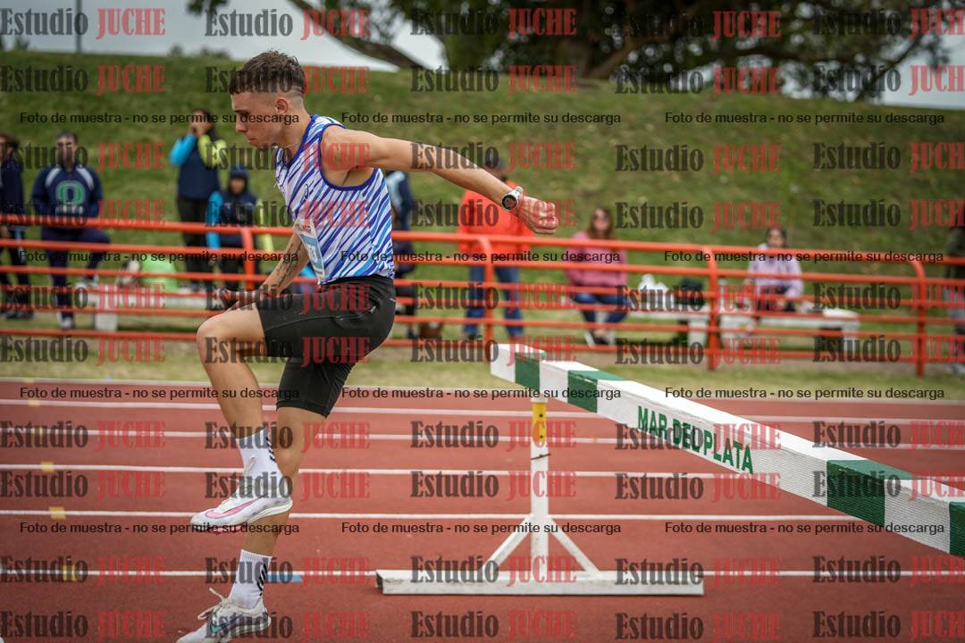 Fotos de los 3000 m con obstáculos de varones