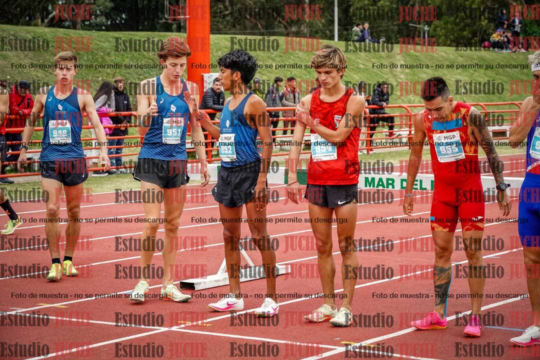 Fotos de los 3000 m con obstáculos de varones