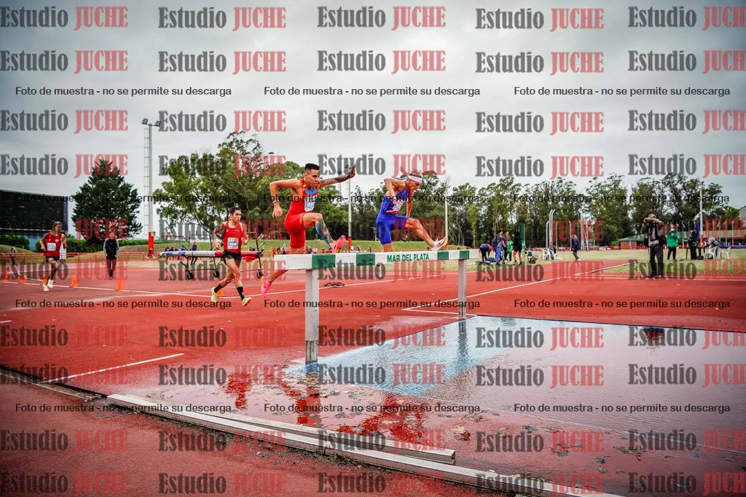 Fotos de los 3000 m con obstáculos de varones