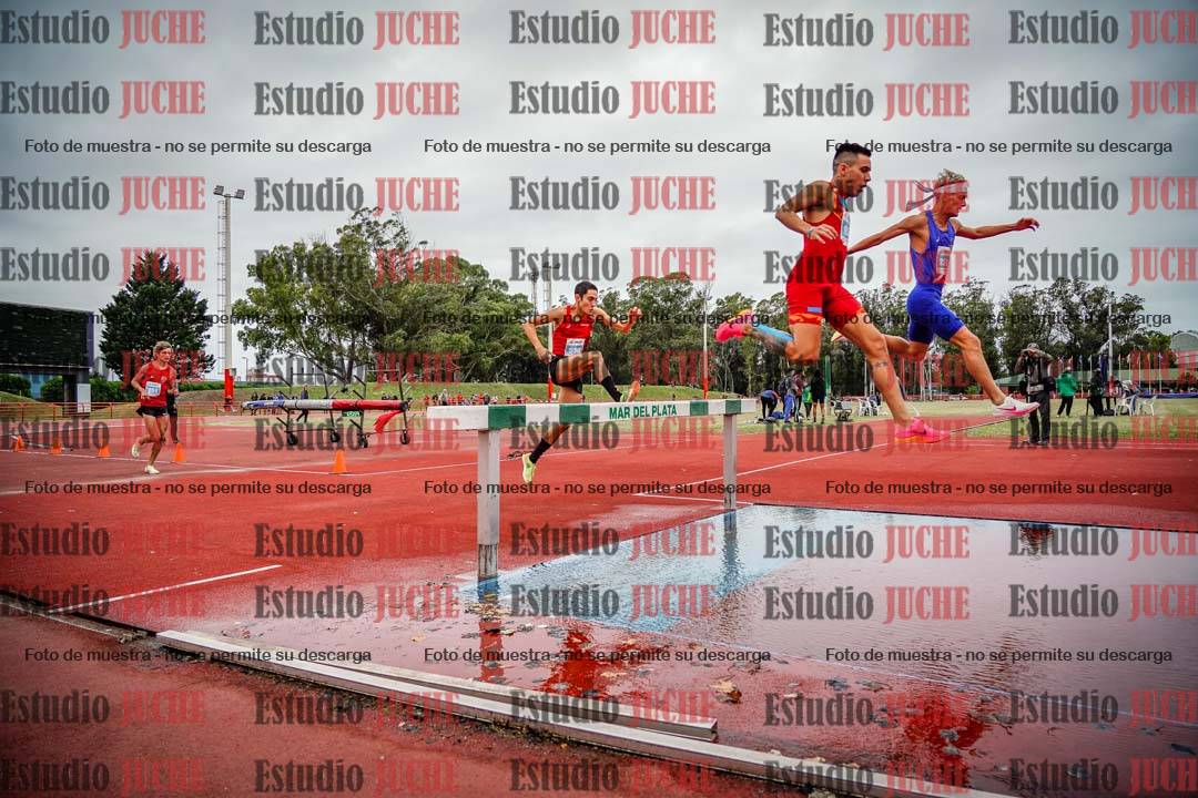 Fotos de los 3000 m con obstáculos de varones