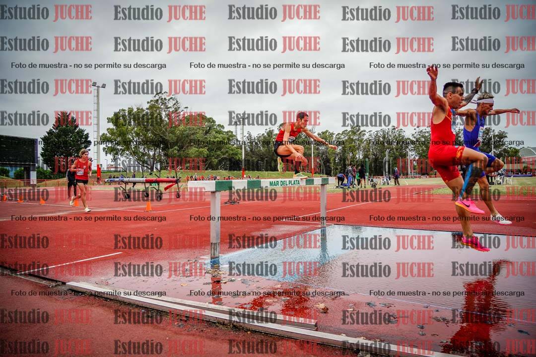 Fotos de los 3000 m con obstáculos de varones