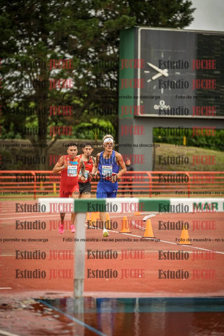 Fotos de los 3000 m con obstáculos de varones