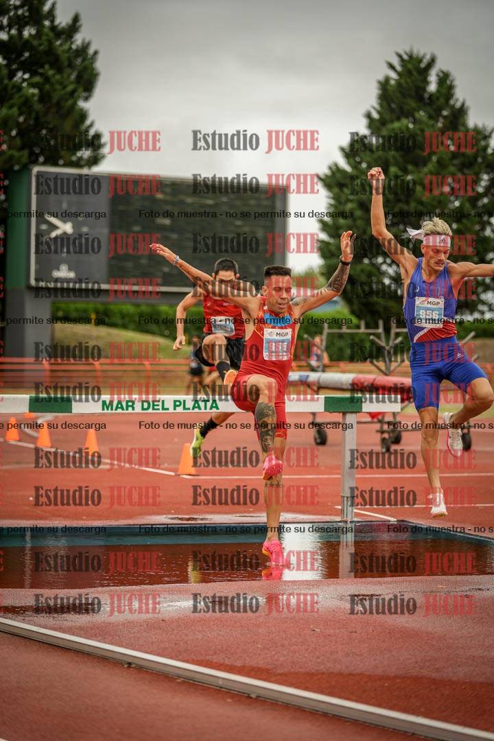 Fotos de los 3000 m con obstáculos de varones