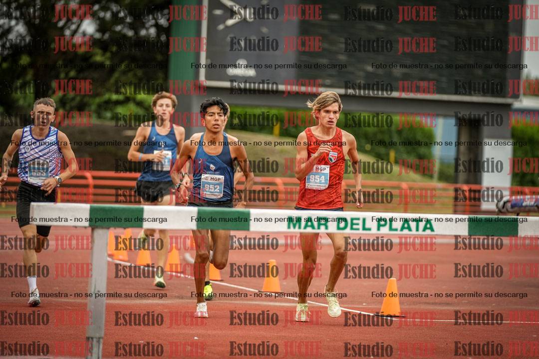 Fotos de los 3000 m con obstáculos de varones