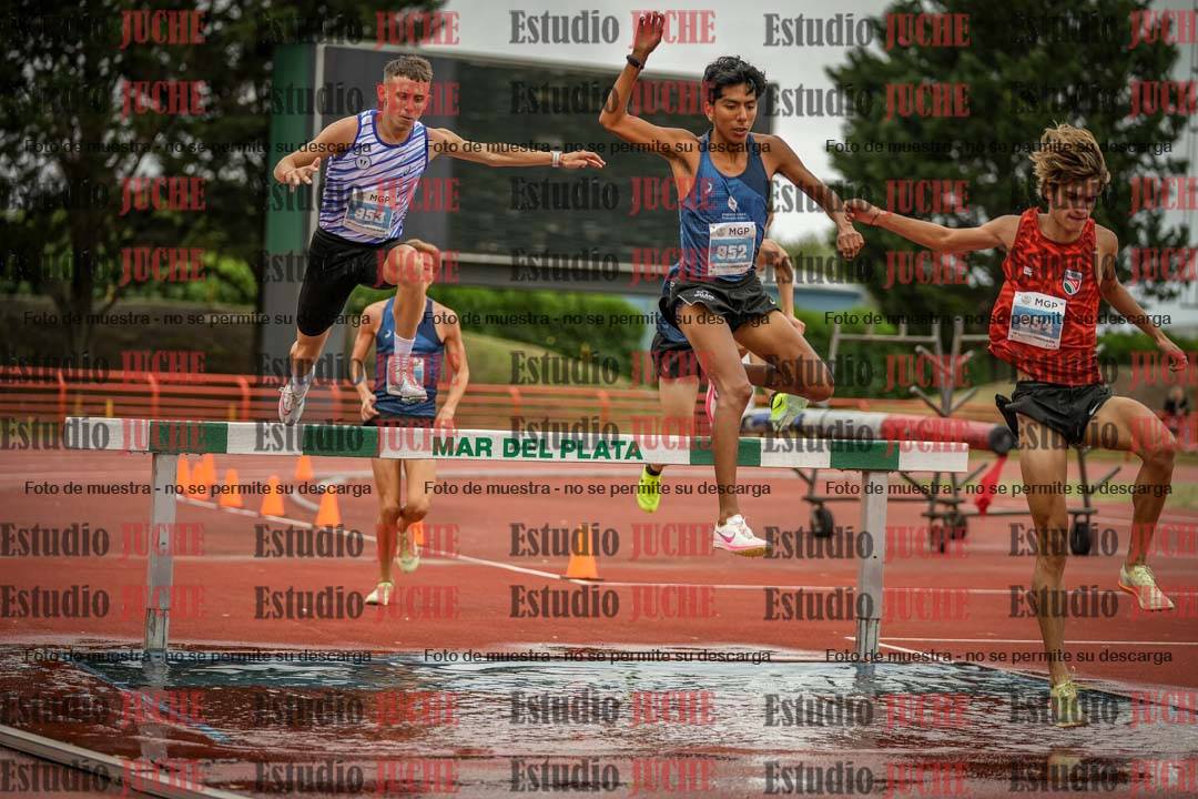 Fotos de los 3000 m con obstáculos de varones