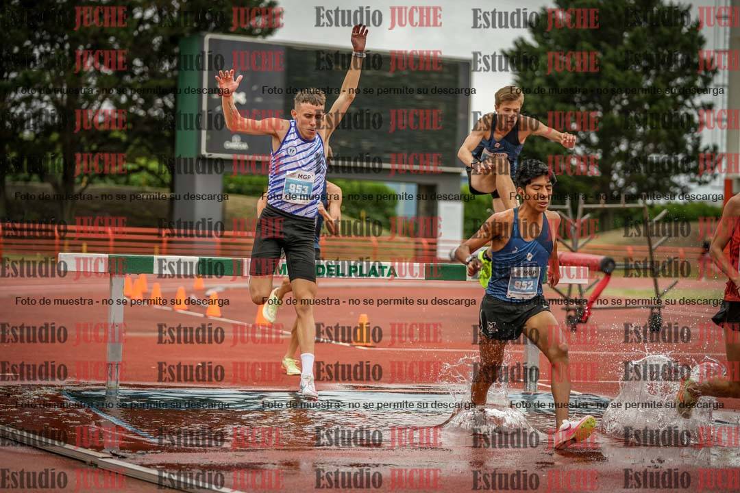 Fotos de los 3000 m con obstáculos de varones