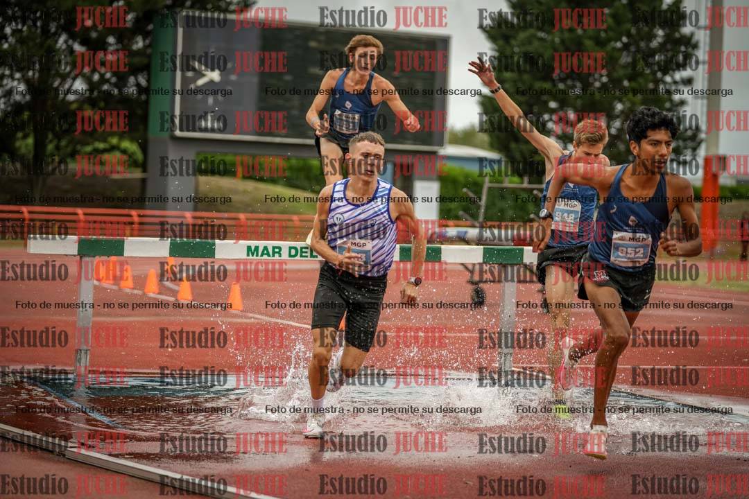 Fotos de los 3000 m con obstáculos de varones