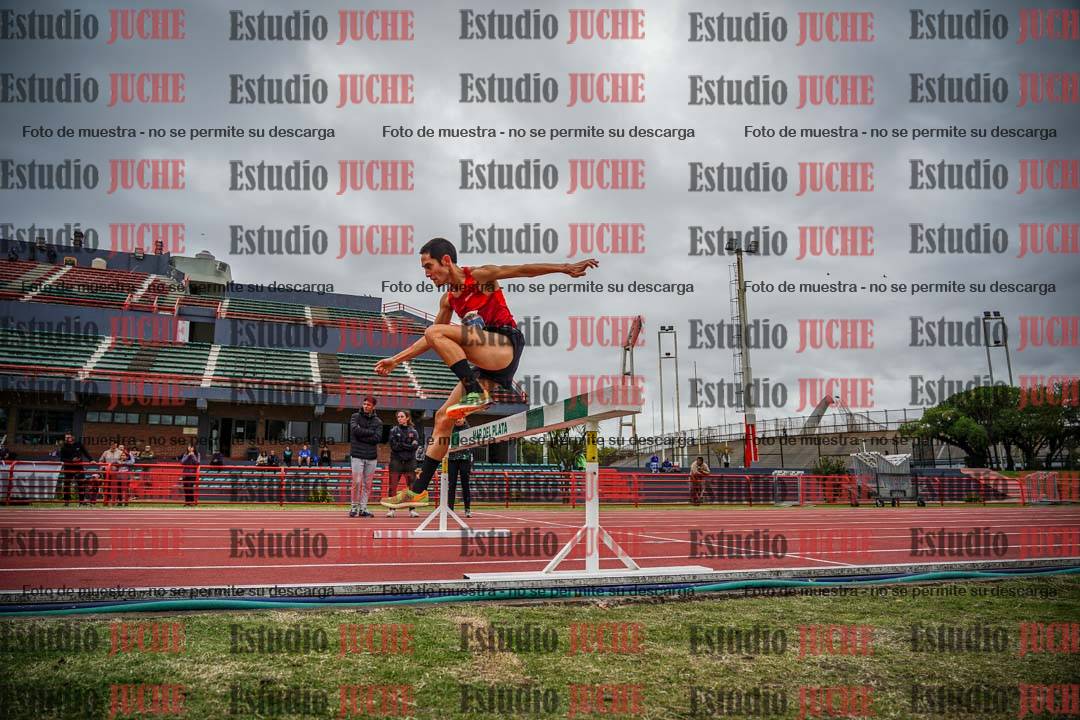Fotos de los 3000 m con obstáculos de varones