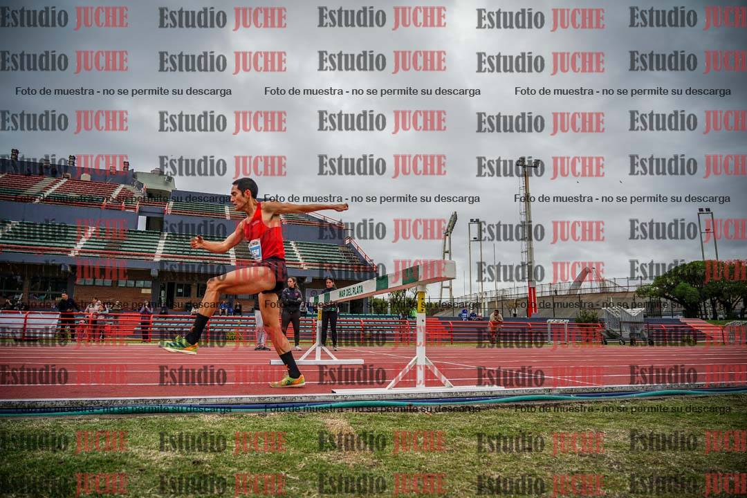 Fotos de los 3000 m con obstáculos de varones