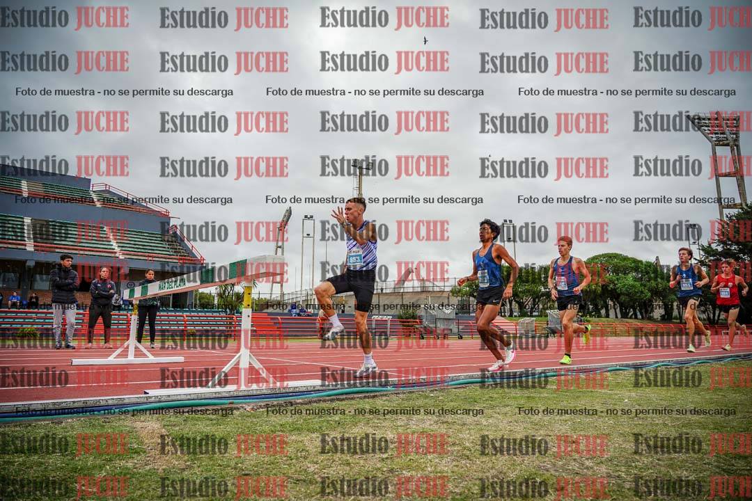 Fotos de los 3000 m con obstáculos de varones
