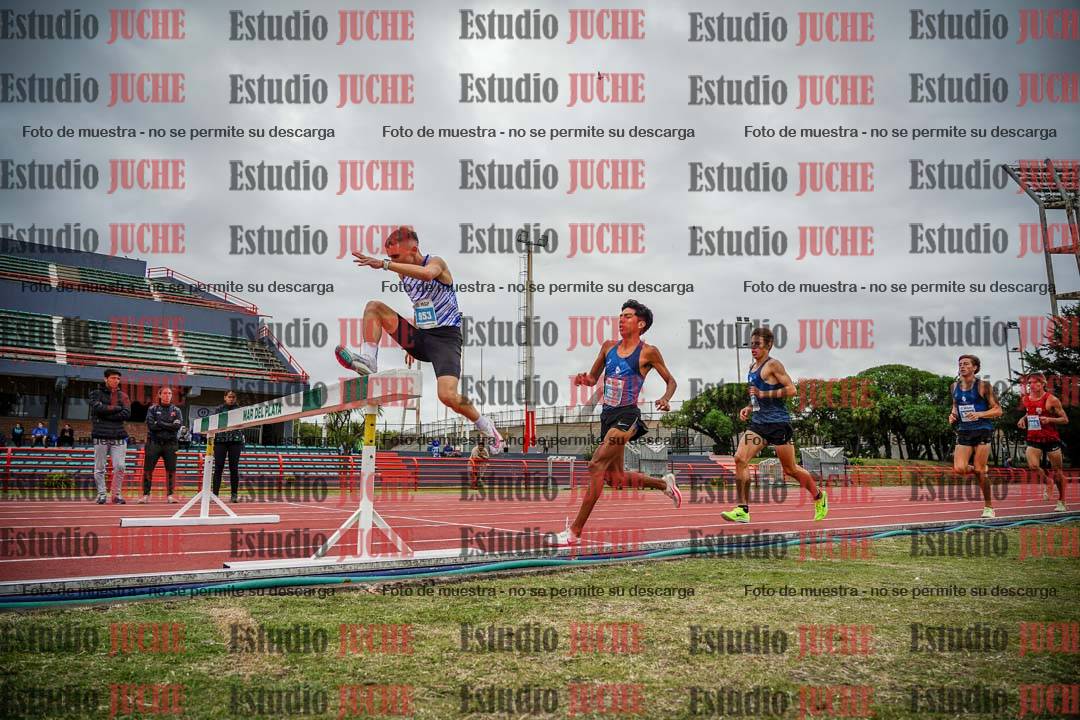 Fotos de los 3000 m con obstáculos de varones