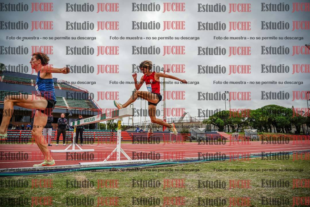 Fotos de los 3000 m con obstáculos de varones