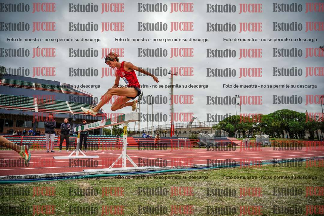 Fotos de los 3000 m con obstáculos de varones